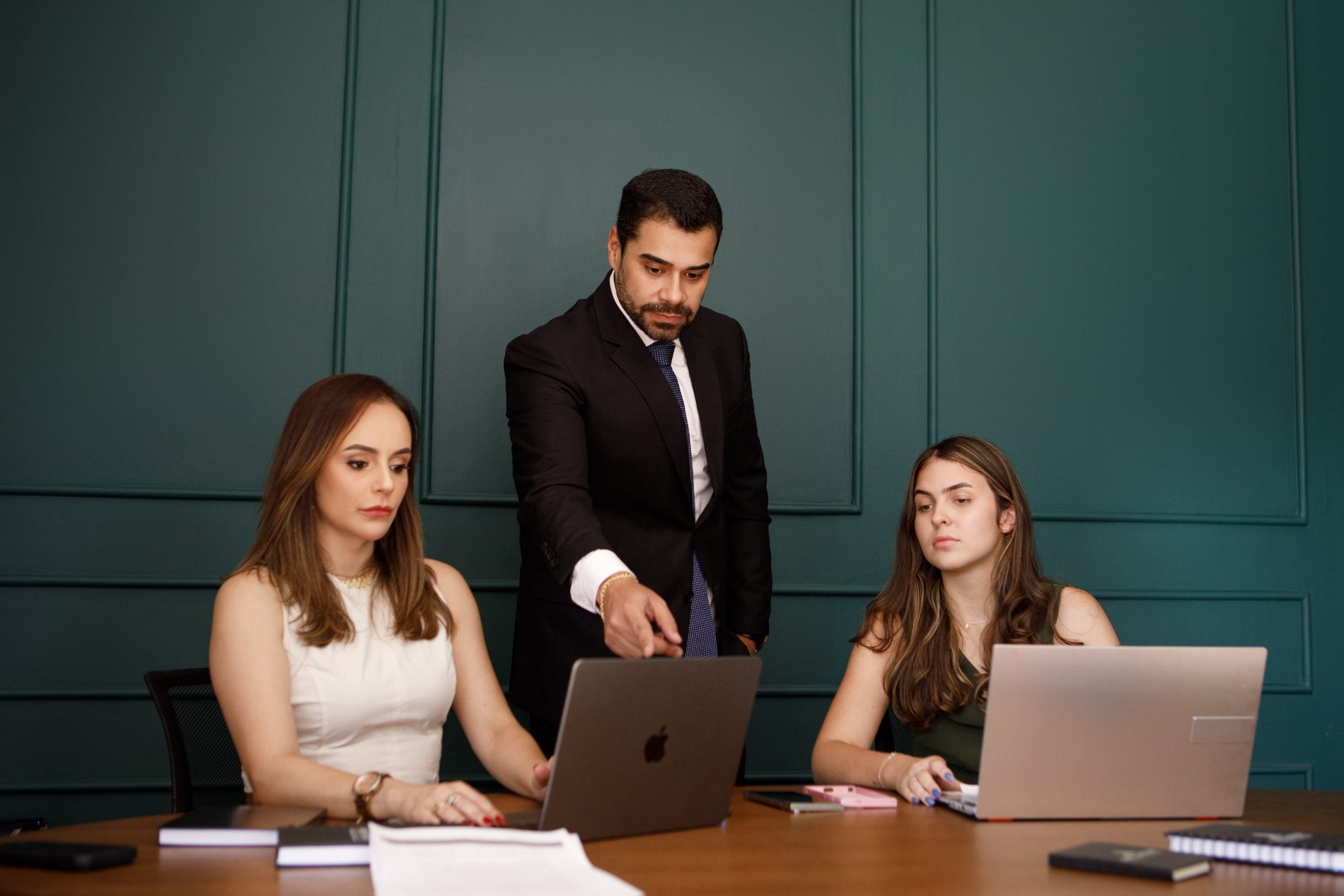 Equipe do escritório analisando documentos em reunião