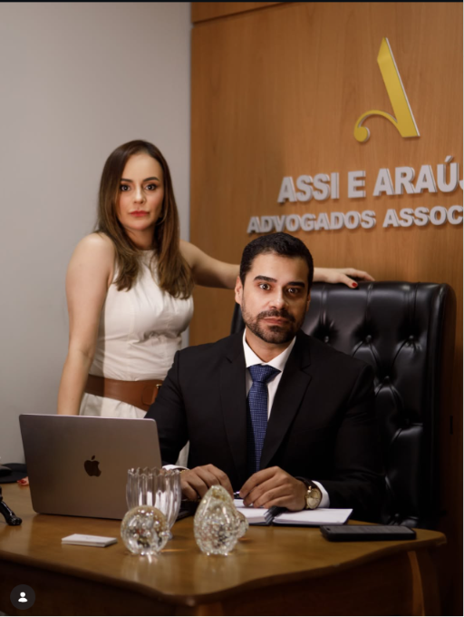 Flávio Assi e Vivian Aparecida de Araújo no escritório